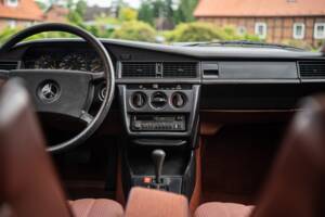 Bild 38/62 von Mercedes-Benz 190 E (1983)