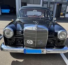 Imagen 10/11 de Mercedes-Benz 180 c (1961)