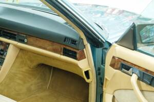 Bild 40/50 von Mercedes-Benz 380 SEC (1983)