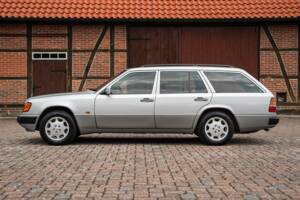 Imagen 10/72 de Mercedes-Benz 250 TD (1991)