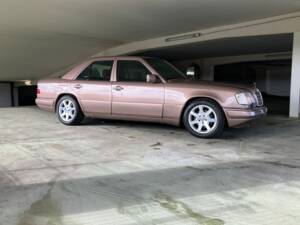 Afbeelding 3/9 van Mercedes-Benz E 220 (1994)