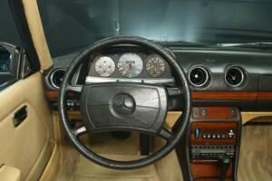 Image 15/30 of Mercedes-Benz 280 CE (1984)