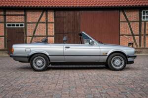 Image 14/71 of BMW 325i (1989)