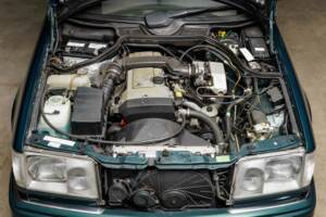 Image 6/40 de Mercedes-Benz E 220 (1995)