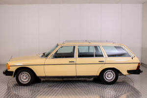 Image 7/33 de Mercedes-Benz 300 TD (1979)