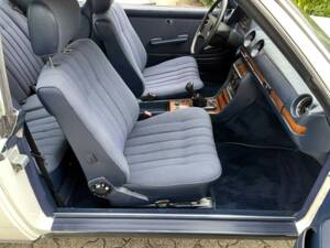 Image 22/24 de Mercedes-Benz 230 CE (1985)