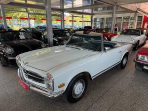 Image 24/42 of Mercedes-Benz 280 SL (1968)