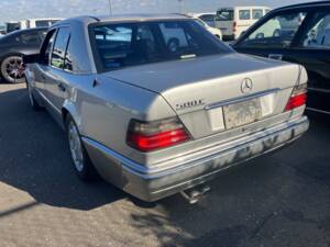 Immagine 6/44 di Mercedes-Benz E 500 (1993)