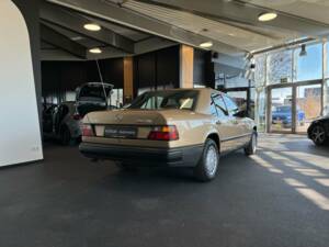 Bild 9/22 von Mercedes-Benz 300 E 4-Matic (1988)