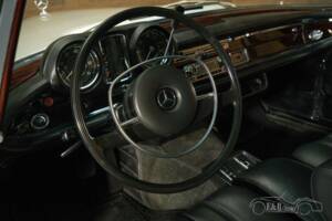 Image 12/18 of Mercedes-Benz 280 SE (1970)
