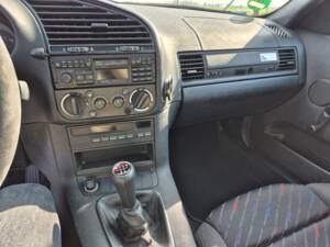 Image 34/49 of BMW 318is "Class II" (1994)