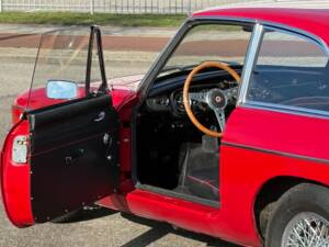 Image 4/23 of MG MGB GT (1968)