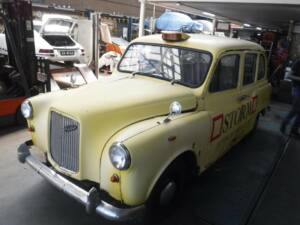 Image 17/40 of Austin FX 4 London Taxi (1970)