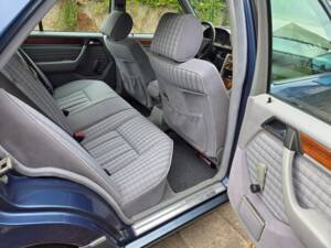 Afbeelding 43/54 van Mercedes-Benz 200 E (1992)