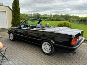 Image 9/40 of BMW 320i (1992)
