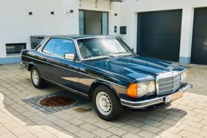 Bild 87/99 von Mercedes-Benz 230 CE (1983)