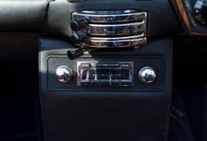 Image 21/28 of Aston Martin DB 6 Mk II Volante (1970)