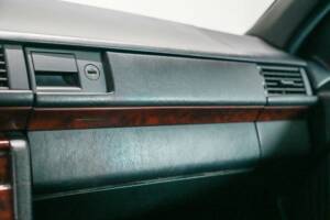 Image 25/32 of Mercedes-Benz 500 E (1992)