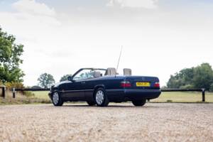 Bild 25/46 von Mercedes-Benz E 320 (1994)