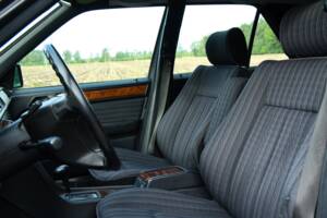 Image 26/63 of Mercedes-Benz 220 E (1993)