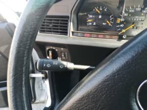 Image 8/34 of Mercedes-Benz 190 E 1.8 (1991)
