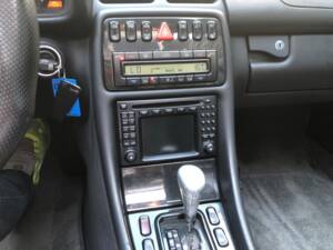 Immagine 6/18 di Mercedes-Benz CLK 430 (1999)