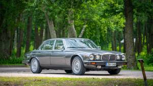 Image 7/42 of Daimler Double Six (1989)