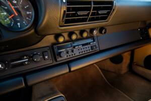 Image 21/35 of Porsche 911 Carrera 2 (1990)