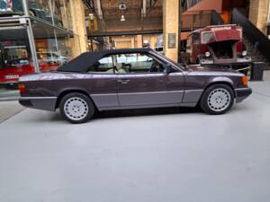 Image 30/42 of Mercedes-Benz 300 CE-24 (1993)