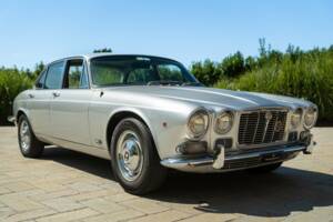 Image 2/50 of Jaguar XJ 6 4.2 (1970)