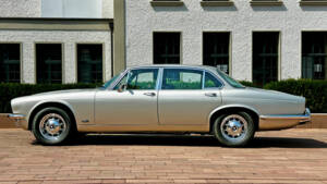 Image 1/10 of Jaguar XJ 12 L (1975)
