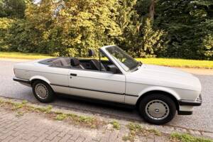Immagine 8/75 di BMW 320i (1988)