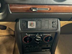 Image 19/21 of Mercedes-Benz 230 E (1983)