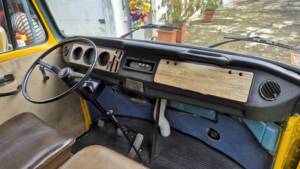 Bild 35/50 von Volkswagen T2b Kastenwagen (1976)