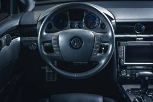 Image 13/15 of Volkswagen Phaeton W12 (2010)