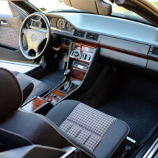 Image 150/171 of Mercedes-Benz E 220 (1994)