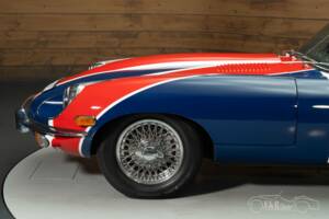 Image 6/8 de Jaguar E-Type (1970)