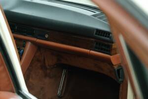 Bild 34/50 von Mercedes-Benz 380 SE (1980)
