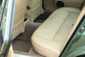 Image 32/50 of Jaguar XJ 6 4.2 (1985)
