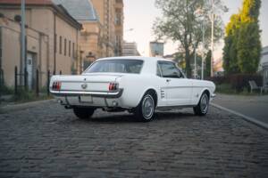 Image 36/53 of Ford Mustang 200 (1966)