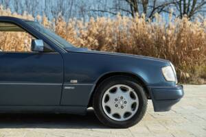 Bild 9/50 von Mercedes-Benz 200 CE (1992)
