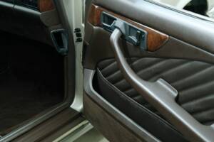 Image 32/50 of Mercedes-Benz 420 SEC (1989)