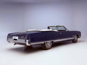 Image 8/23 of Oldsmobile Ninety-Eight (1968)