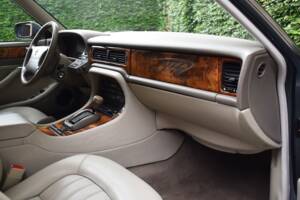 Image 30/40 of Jaguar XJ 6 4.0 Sovereign (1995)