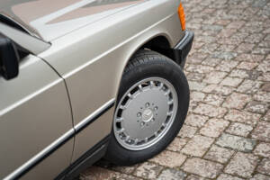 Image 2/77 de Mercedes-Benz 190 E 2.3 (1988)