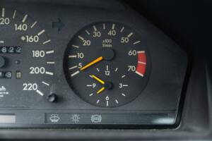 Obraz 39/48 pojazdu Mercedes-Benz 200 CE (1990)