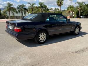 Image 13/30 of Mercedes-Benz E 200 "Final Edition" (1997)