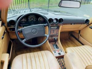Image 17/30 of Mercedes-Benz 560 SL (1988)