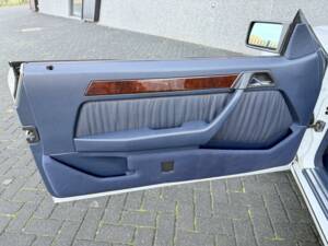 Image 14/36 of Mercedes-Benz E 200 (1994)