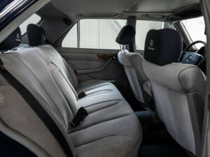 Immagine 6/40 di Mercedes-Benz 380 SE (1985)